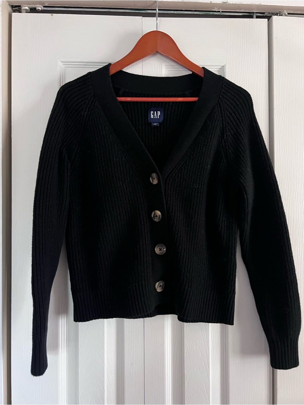 3/$50 ✨ —GAP Black V-Neck Button-Front Ribbed Women's Cardigan size S